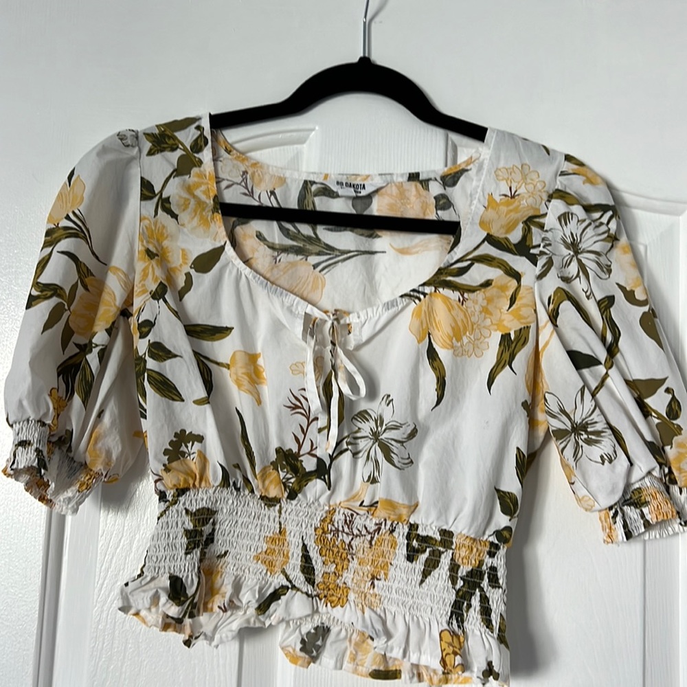 Cute crop top. Great condition